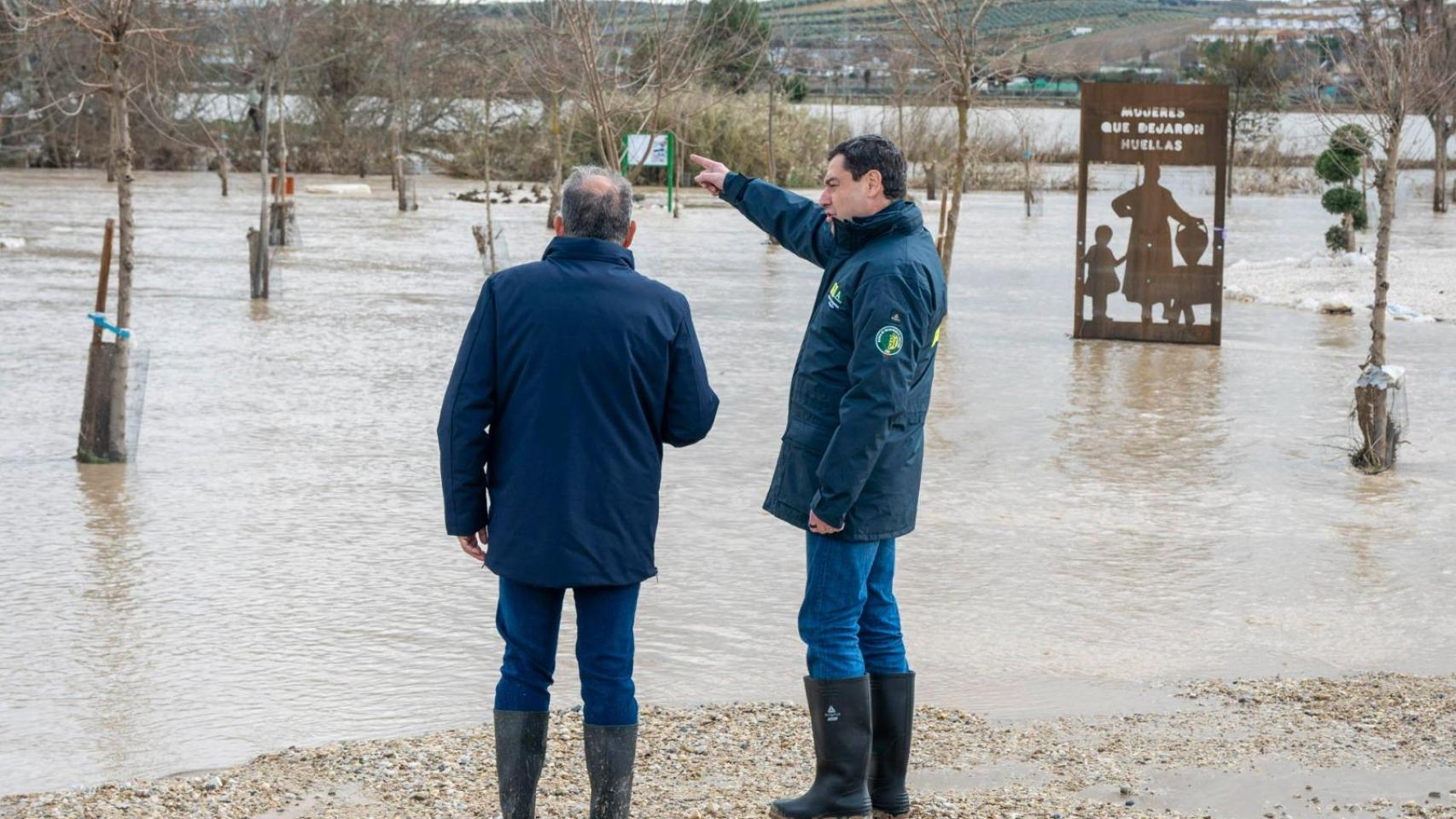 Imagen del presidente de Juanma Moreno en una de las zonas afectadas.