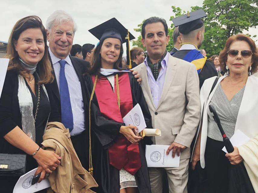 Ariadna Vargas Llosa, con su familia, el día de su graduación, en Boston, en 2018.