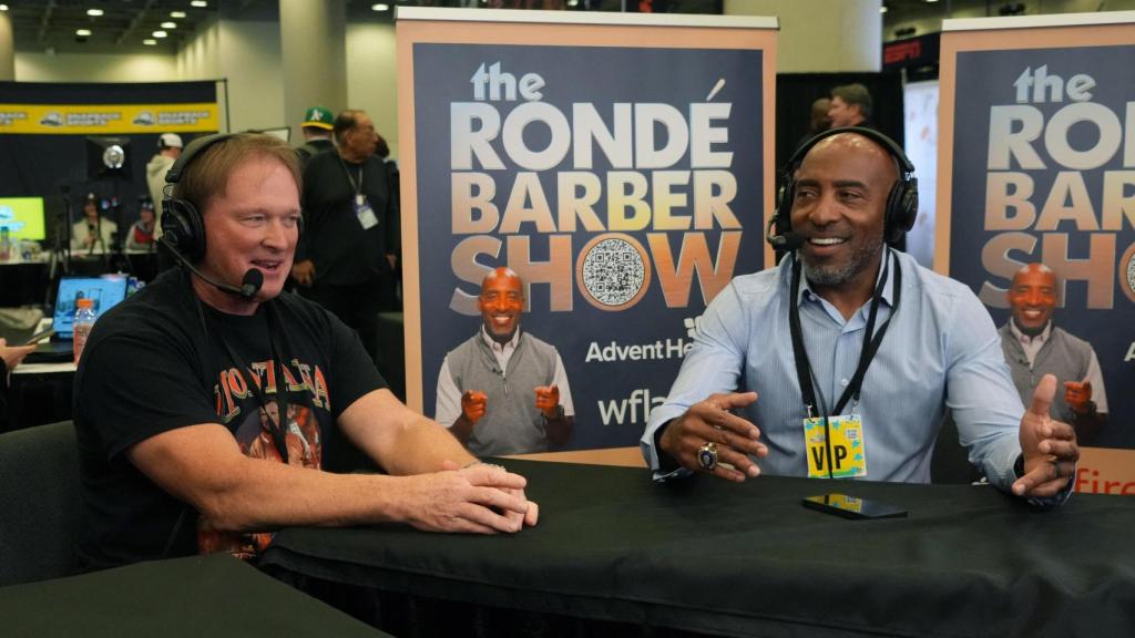 Jon Gruden, durante la entrevista con Ronde Barber.