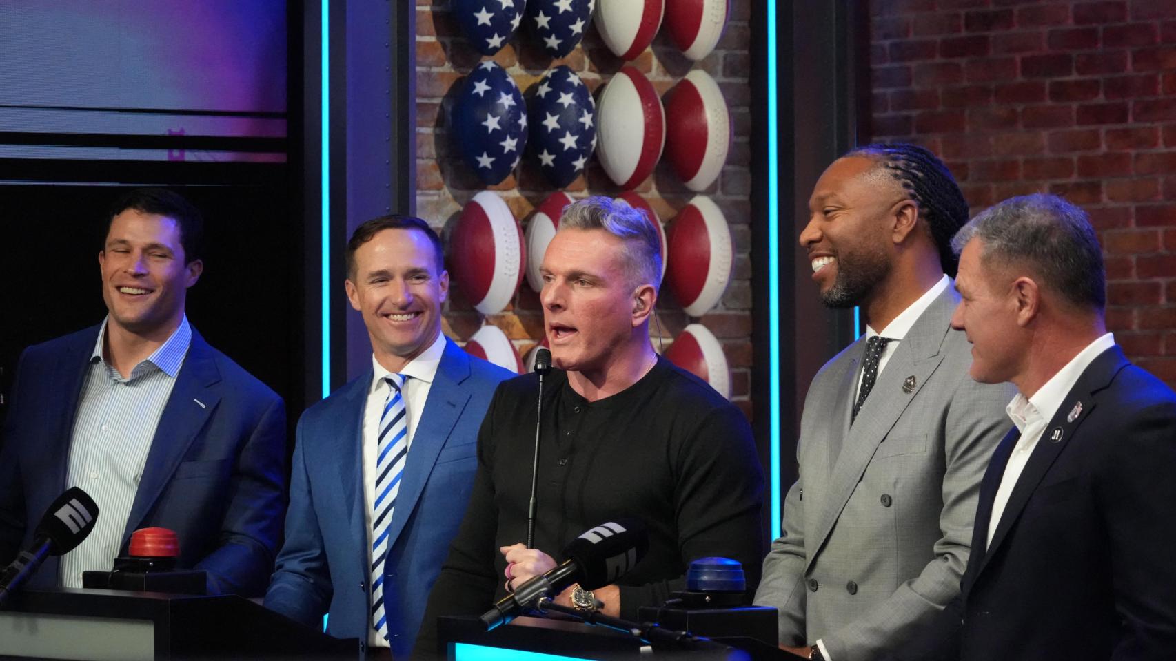 Pat McAfee (centro) entrevista a los miembros de la promoción de 2026 del Salón de la Fama del Fútbol Americano Profesional (de izquierda a derecha) Luke Kuechly, Drew Brees, Larry Fitzgerald y Adam Vinatieri en el centro de prensa de la Super Bowl LX en el Moscone Center.