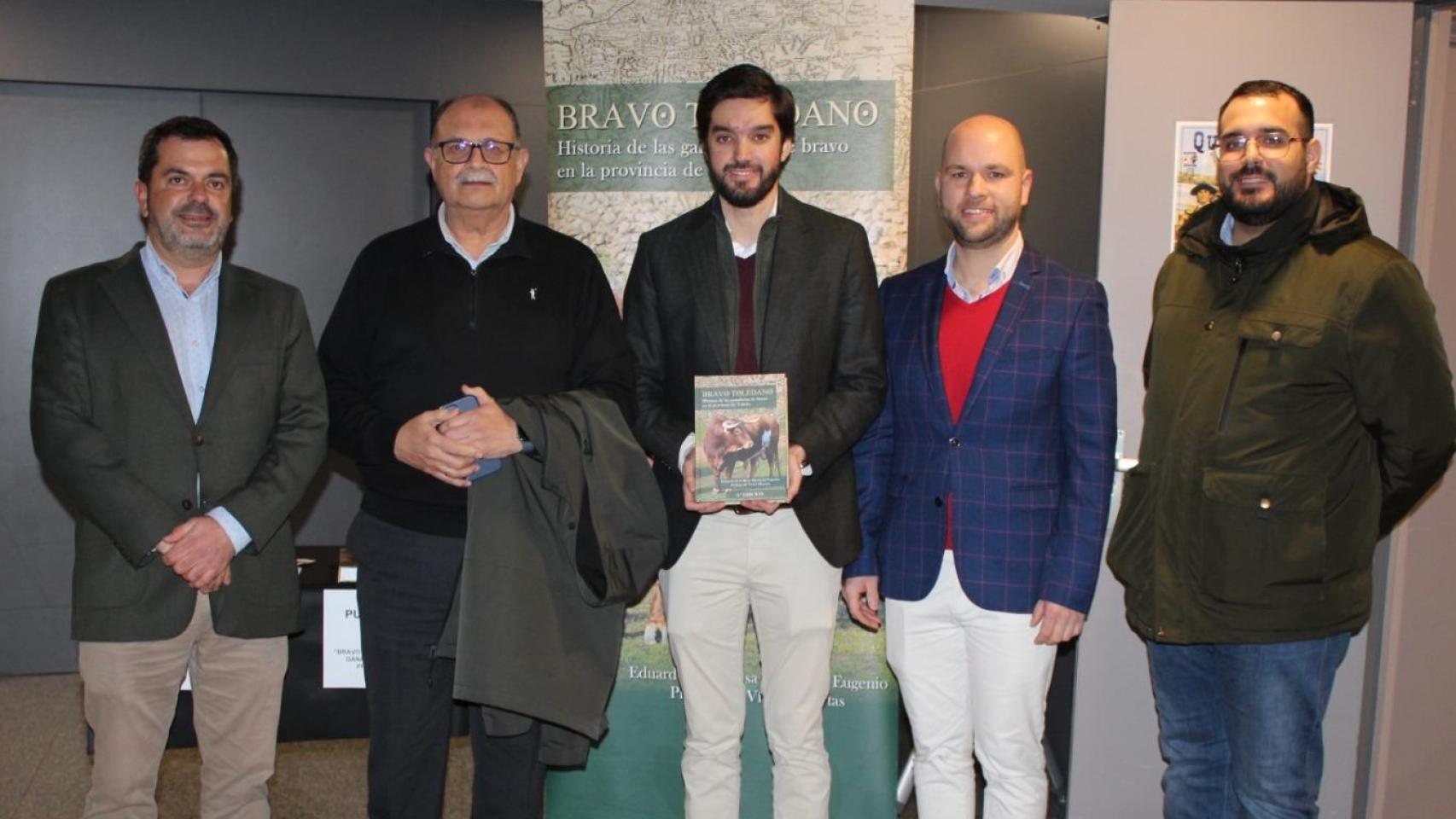 El ganadero Fernando Guzmán; el alcalde de Quintanar de la Orden, Pablo Nieto; Eduardo de la Rosa; el presidente de la peña y concejal Juan Carlos Sánchez y un miembro de la peña taurina La Encina.
