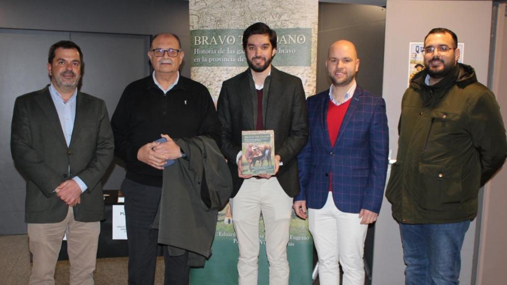 El ganadero Fernando Guzmán; el alcalde de Quintanar de la Orden, Pablo Nieto; Eduardo de la Rosa; el presidente de la peña y concejal Juan Carlos Sánchez y un miembro de la peña taurina La Encina.