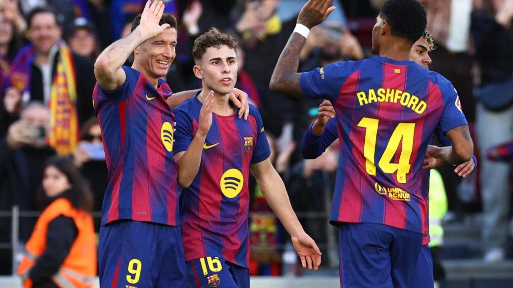 Los jugadores del Barça celebran con Lewandowski el gol marcado ante el RCD Mallorca.