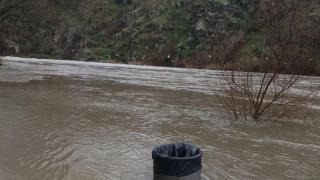 Imagen de la crecida del Tajo, donde el agua alcanza la altura de las papeleras en varios tramos.