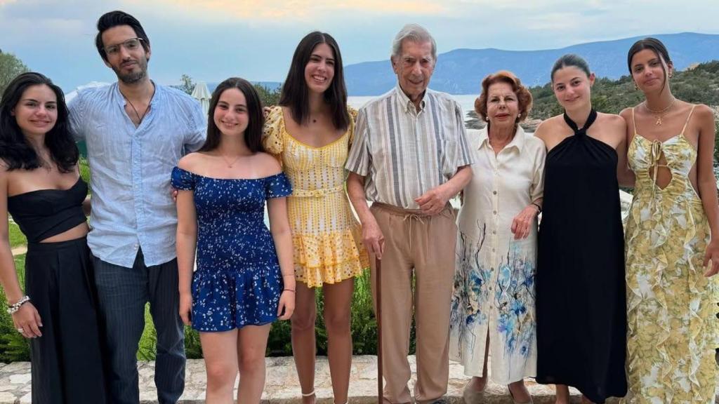 Mario Vargas Llosa, con sus nietos, en una imagen de sus redes sociales.
