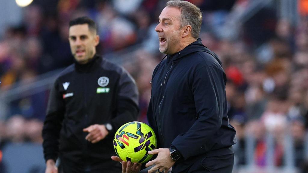 Hansi Flick da instrucciones a sus jugadores durante el partido ante el Mallorca.