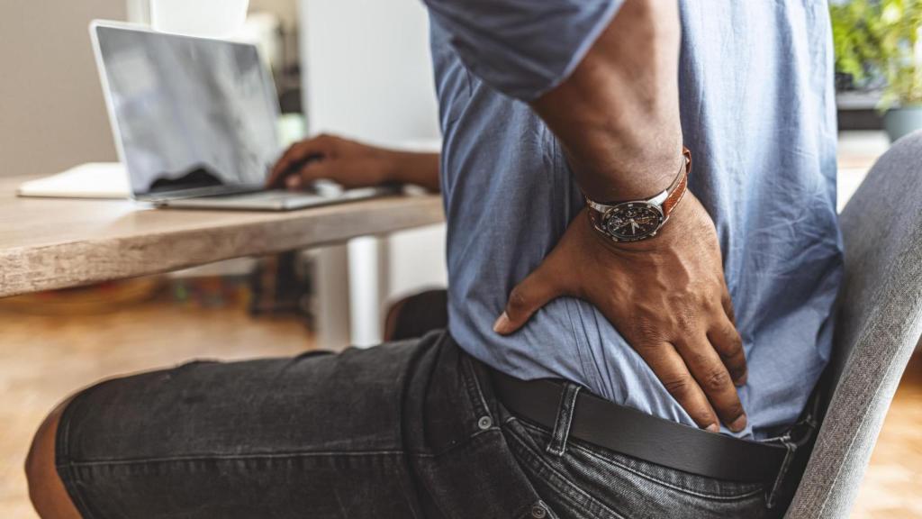 Imagen de archivo de un trabajador de baja laboral.