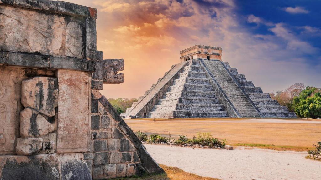 A través de Civitatis es posible organizar la visita al asentamiento arqueológico Chichén Itzá en la península de Yucatán en México.