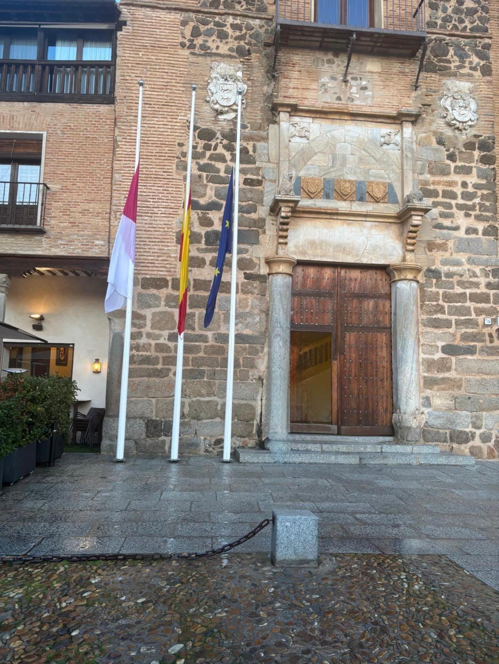 Banderas a media asta en el Palacio de Fuensalida, en Toledo.