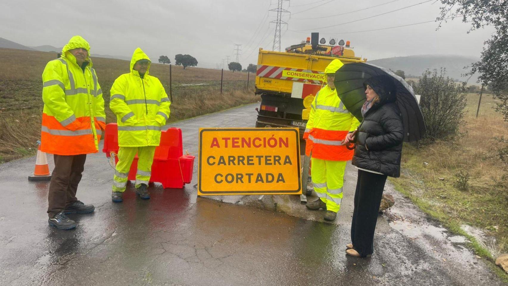Cierre de la carretera que comunica los municipios de Agudo y Saceruela, en Ciudad Real.
