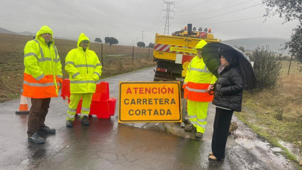 Cierre de la carretera que comunica los municipios de Agudo y Saceruela, en Ciudad Real.