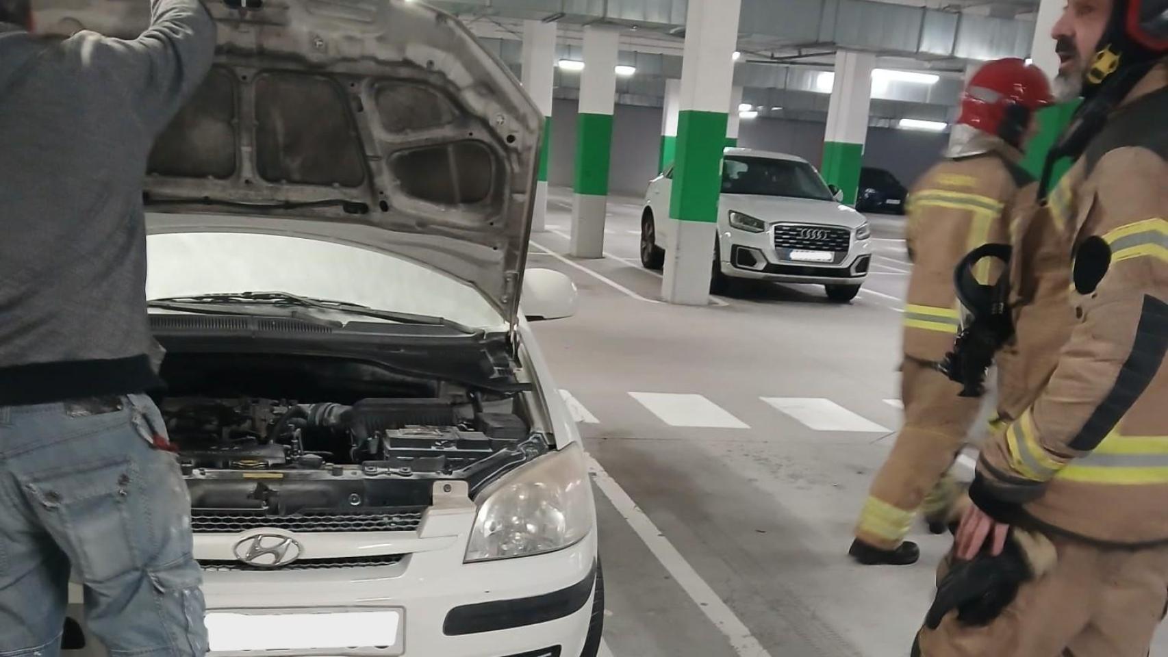 Los bomberos de Oleiros (A Coruña) sofocan un incendio en un parking subterráneo
