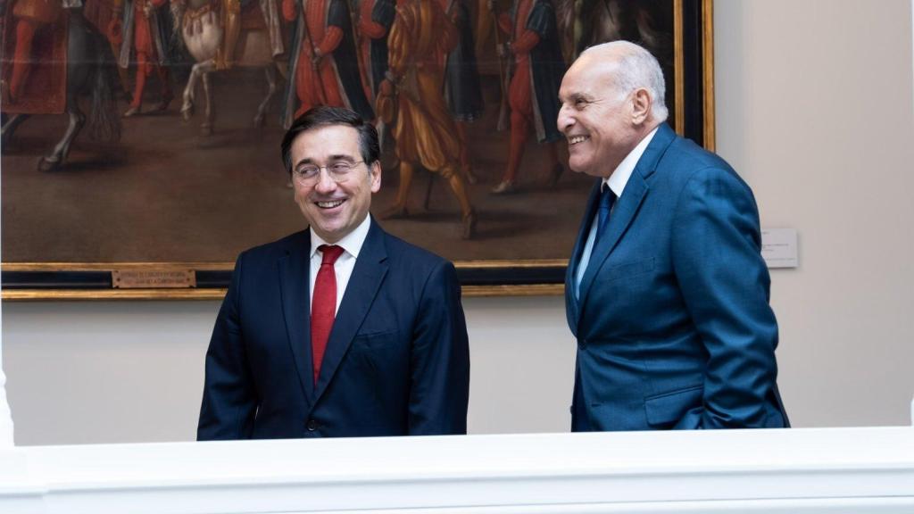 José Manuel Albares, ministro de Asuntos Exteriores, y su homólogo de Argelia, Ahmed Attaf.