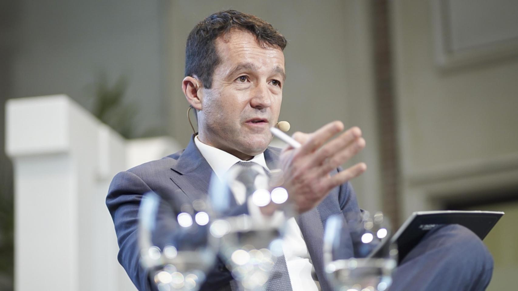 Escribano, el hombre tranquilo de la Defensa que no se pliega a que Indra sea un peón en la estrategia electoral de Sánchez