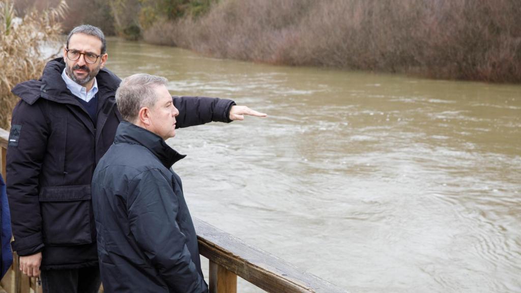 Emiliano García-Page y Sergio Gutiérrez, diputado nacional y secretario de Organización del PSOE de Castilla-La Mancha, este sábado en Escalona (Toledo).