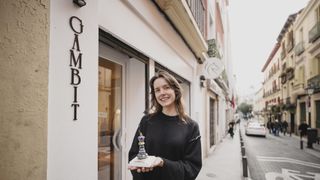 El nuevo bar de ajedrez en Madrid que abre una joven francesa: 3€ por todas las partidas que queramos