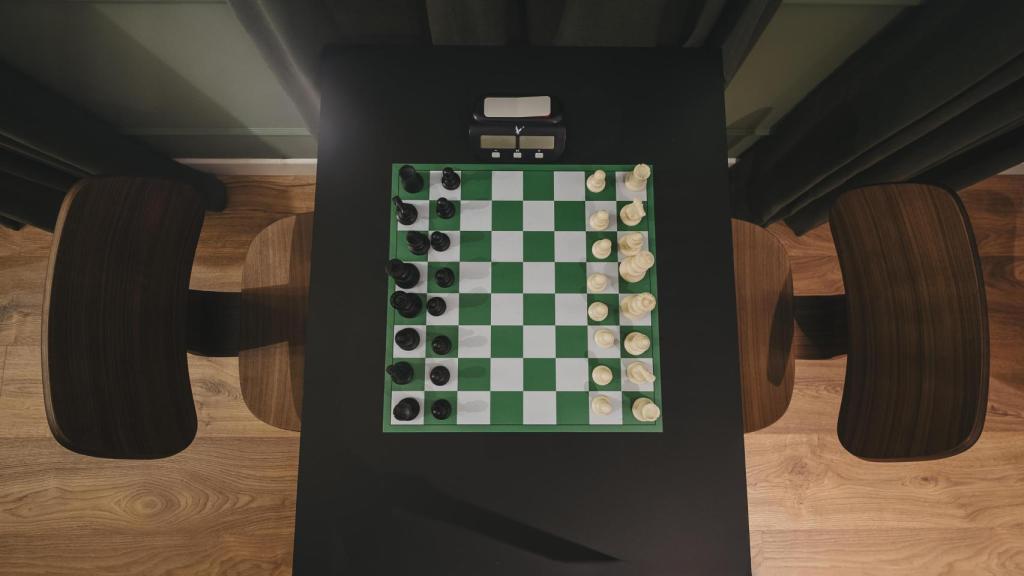 Una mesa de ajedrez en Gambit Café.