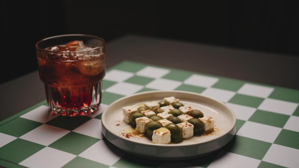 Vermú, aceitunas y feta.