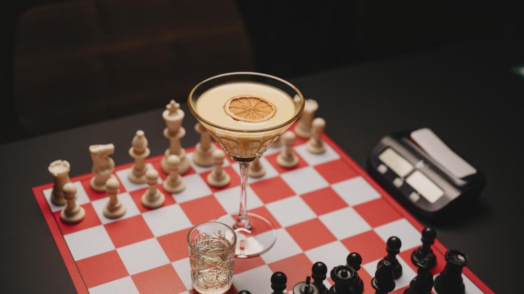 Coctelería clásica para acompañar la partida de ajedrez.
