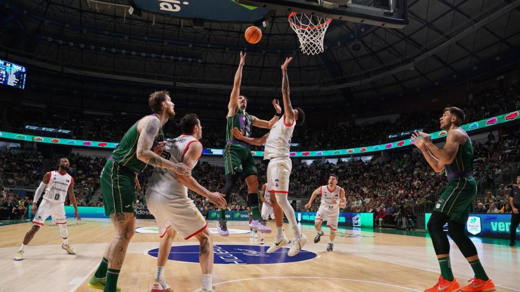 Nihad Djedovic lanza a canasta durante el Unicaja vs. Morabanc Andorra de la Liga Endesa 25-26.
