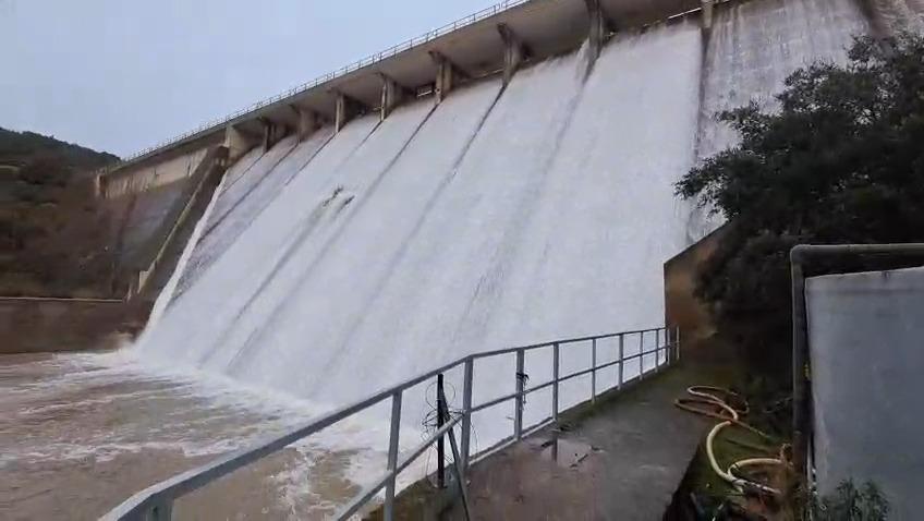 El embalse de Torre de Abraham, el más grande de Ciudad Real, alivia agua por tercera vez desde los 90