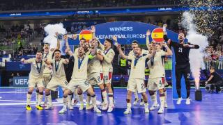 Los jugadores de la selección española levantan el Europeo tras ganar en la final a Portugal.