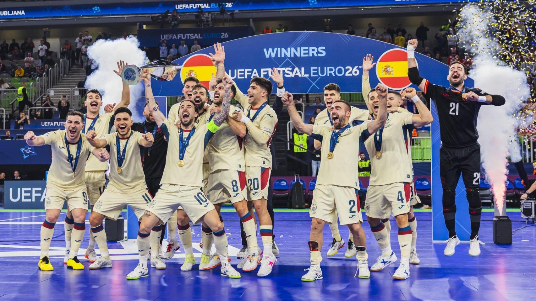 Los jugadores de la selección española levantan el Europeo tras ganar en la final a Portugal.
