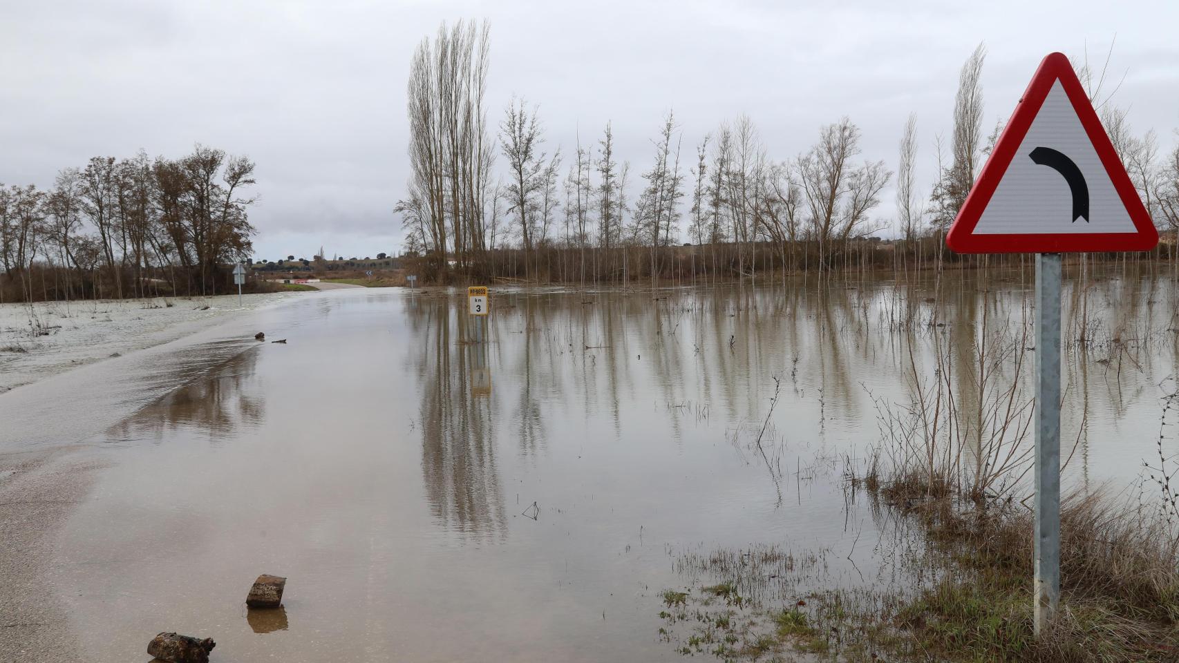 Carretera cortada por el desbordamiento del río Carrión entre Perales y Manquillos (Palencia)