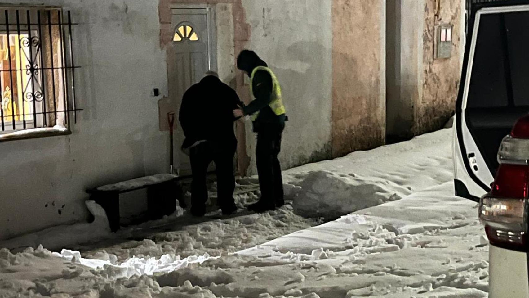 Un guardia civil ayuda al hombre que necesitaba los medicamentos en Zamora y no podía salir de su casa por la nieve