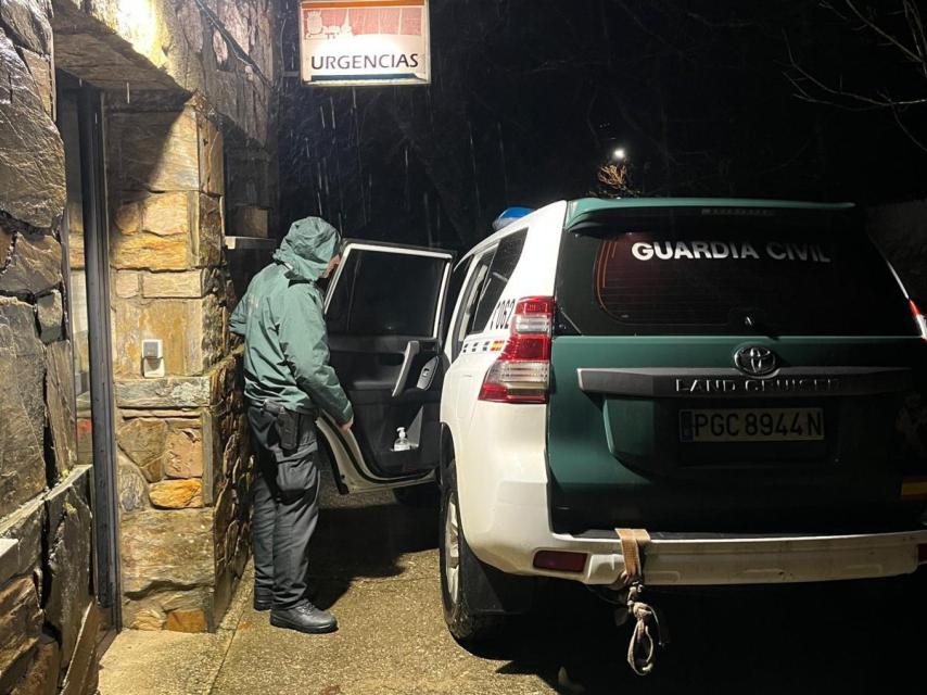 Agentes de la Guardia Civil esperan en el centro de salud de Lubián a que el hombre reciba el medicamento