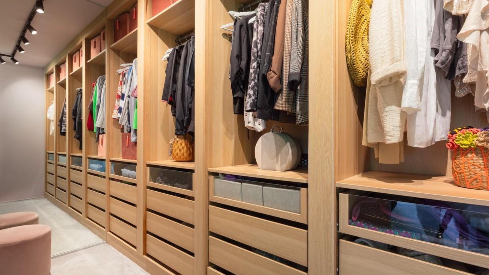 Un vestidor con prendas de ropa.