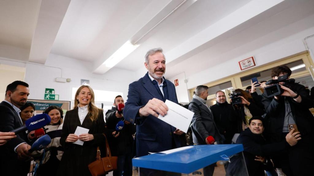 Jorge Azcón votando en las elecciones de Aragón.