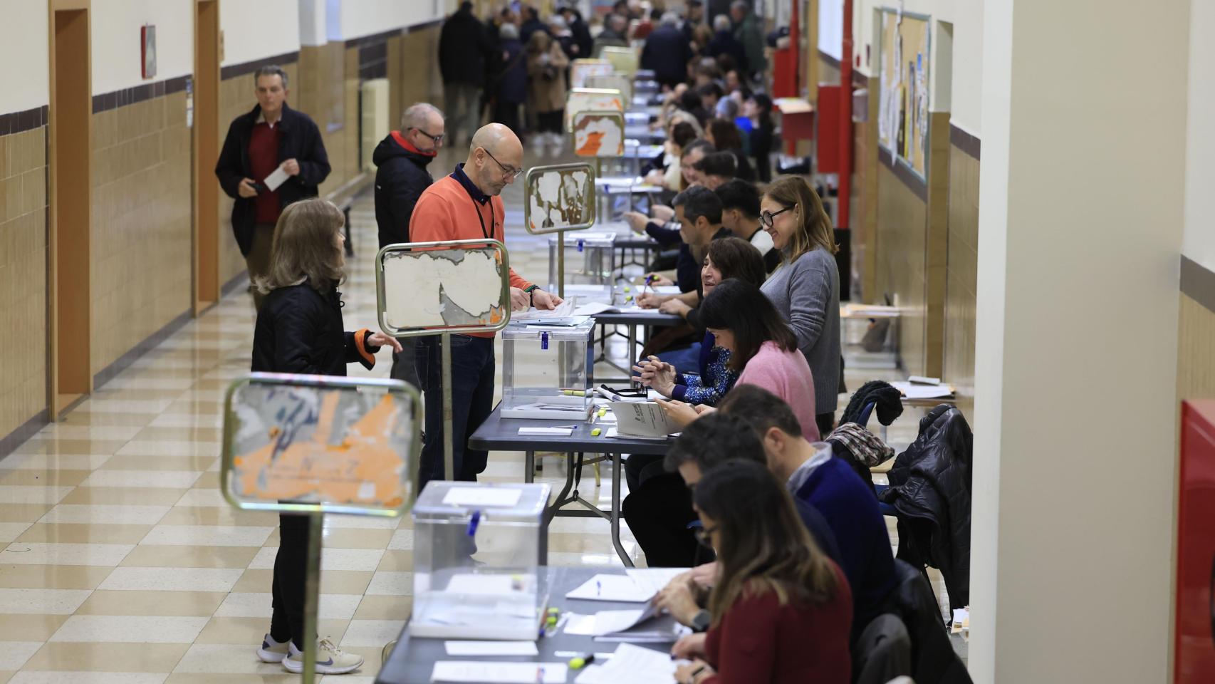 Vista de un colegio electoral este domingo en Zaragoza