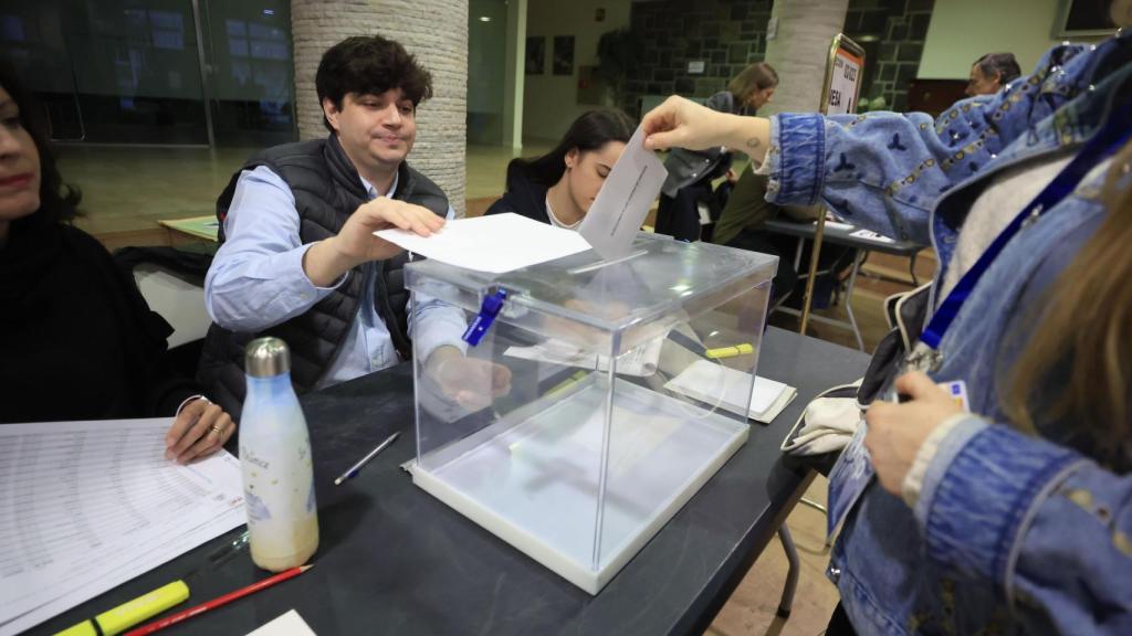 Una votante ejerce su derecho al voto para las elecciones regionales en un colegio electoral este domingo en Zaragoza