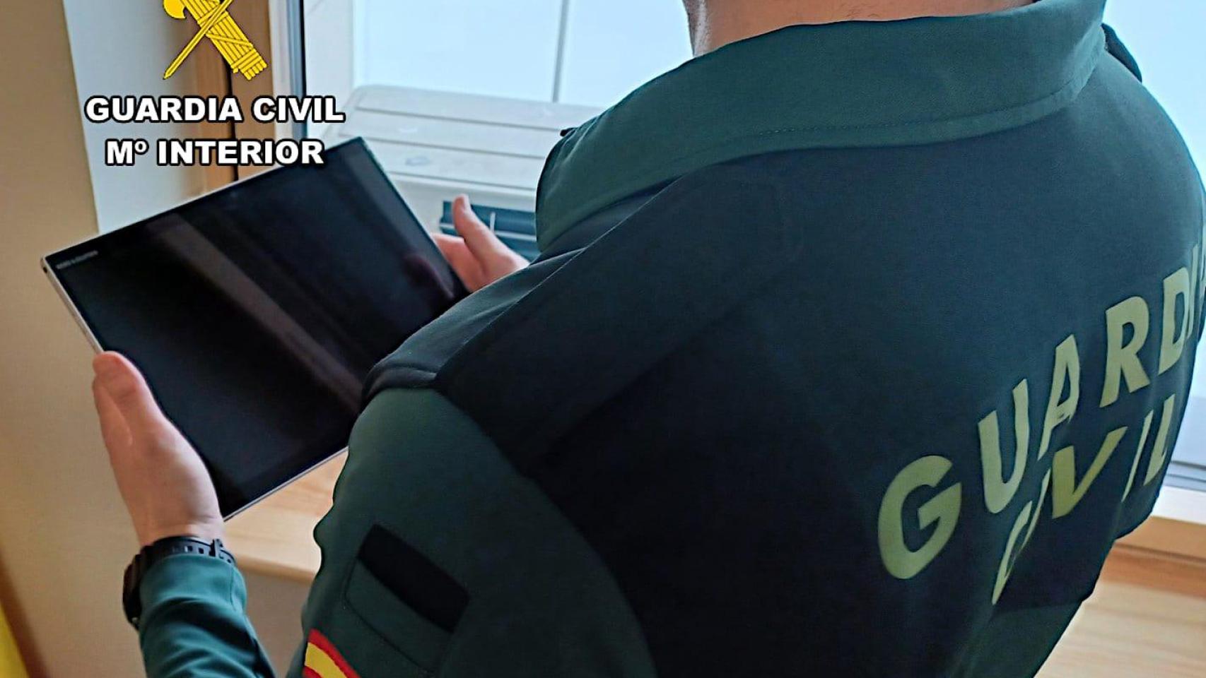 Un guardia civil con la tablet sustraída en Burgos