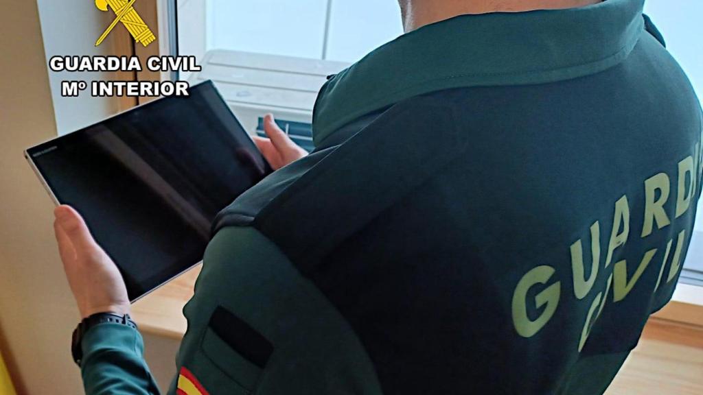 Un guardia civil con la tablet sustraída en Burgos