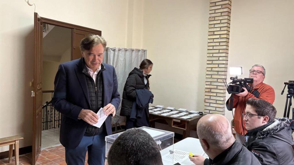 Tomás Guitarte ejerciendo su derecho al voto en las elecciones autonómicas de Aragón.