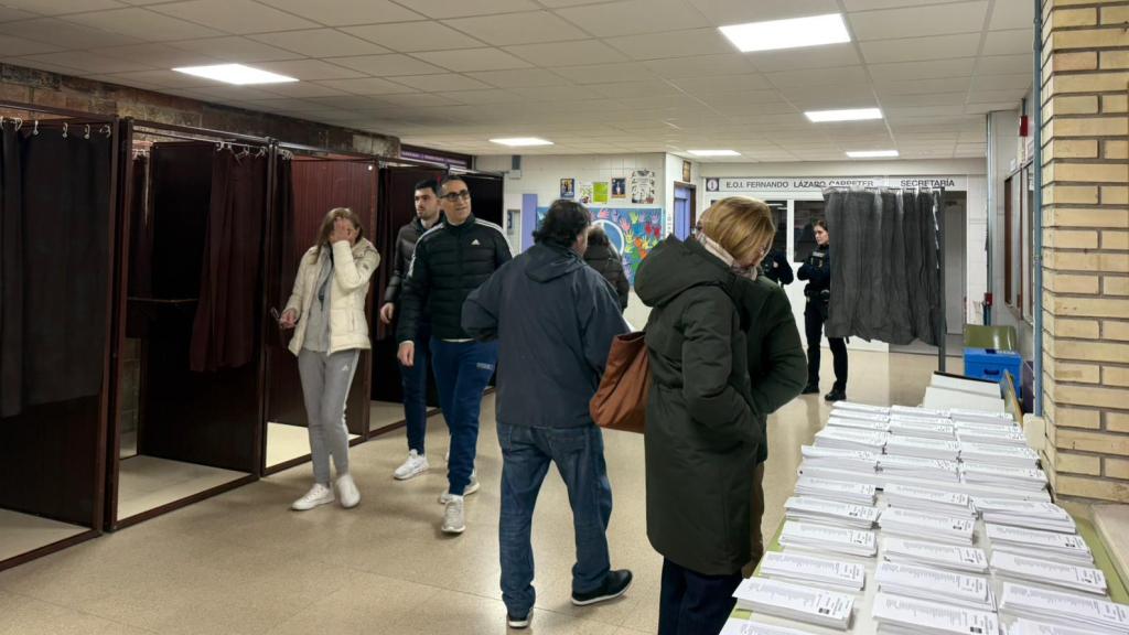 Una persona mira las papeletas para votar en las elecciones de Aragón.