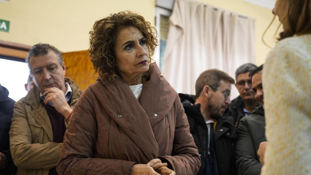 María Jesús Montero en una visita a Córdoba por las últimas riadas.