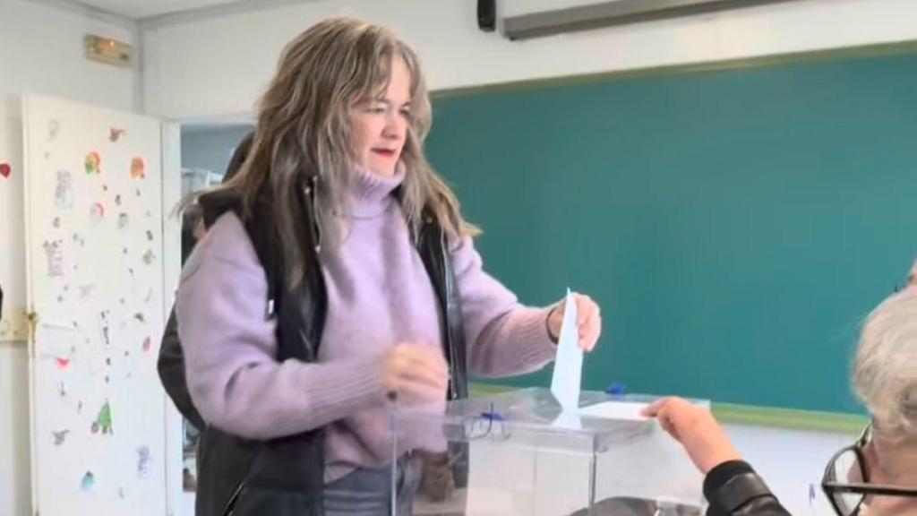 María Goicoetxea (Podemos) vota en su pueblo natal Villanueva de Gállego