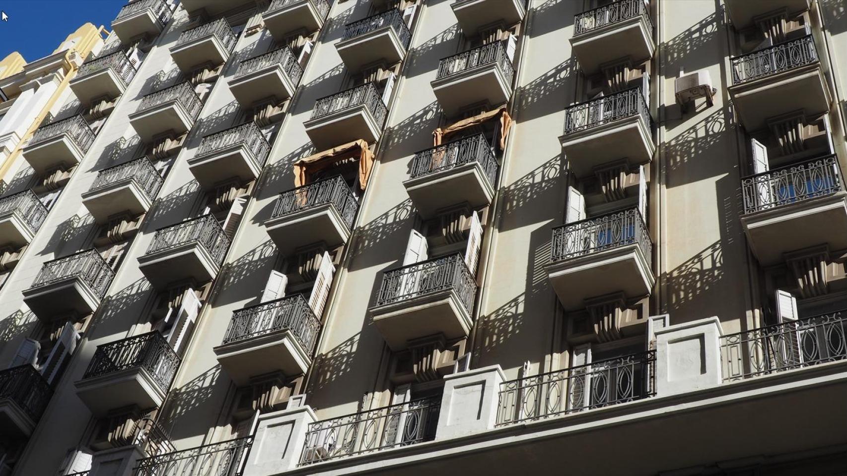 Un edificio con viviendas turísticas.