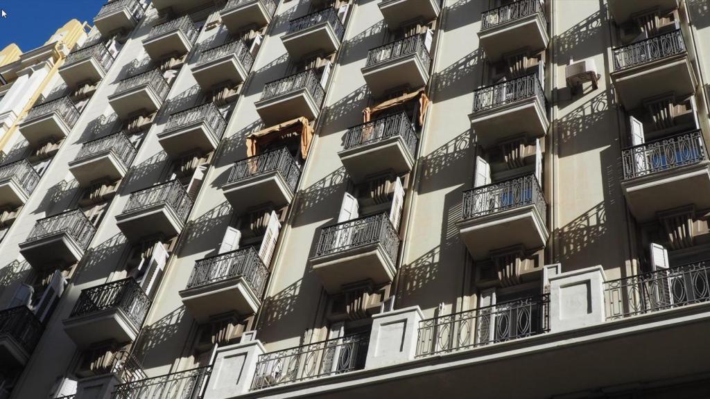 Un edificio con viviendas turísticas.