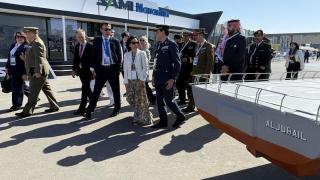 La ministra de Defensa, Margarita Robles, durante su visita al stand de Navantia en Riad