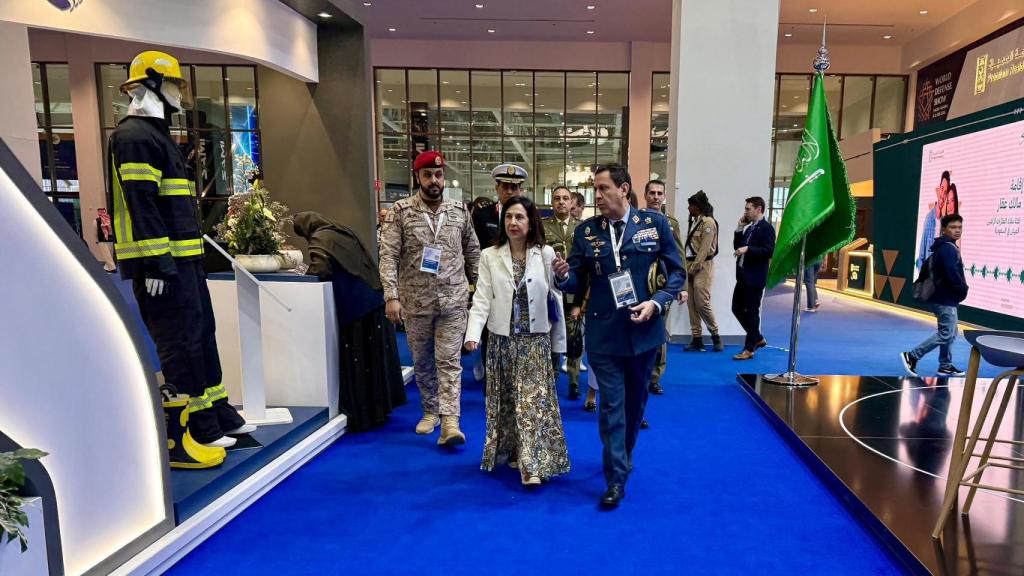 La ministra Margota Robles, junto al teniente general Miguel Ivorra, director general de Estrategia e Innovación de la industria de Defensa del Ministerio de Defensa.