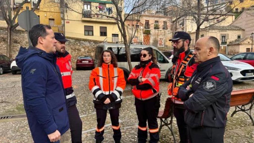 Carlos Velázquez junto a Protección Civil visitando las zonas afectadas.