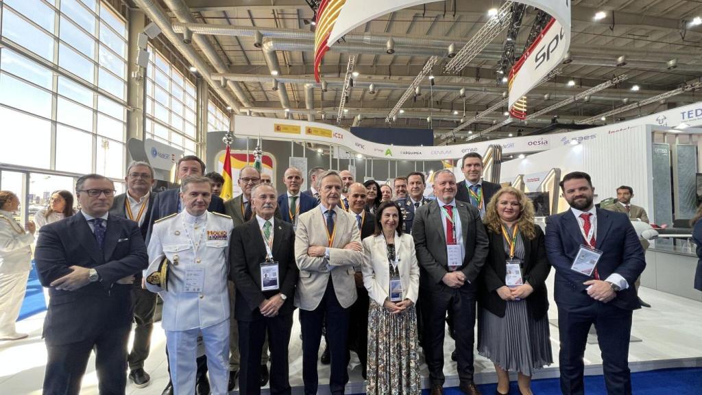 Margarita Robles, junto a representantes de la industria de Defensa española en Riad