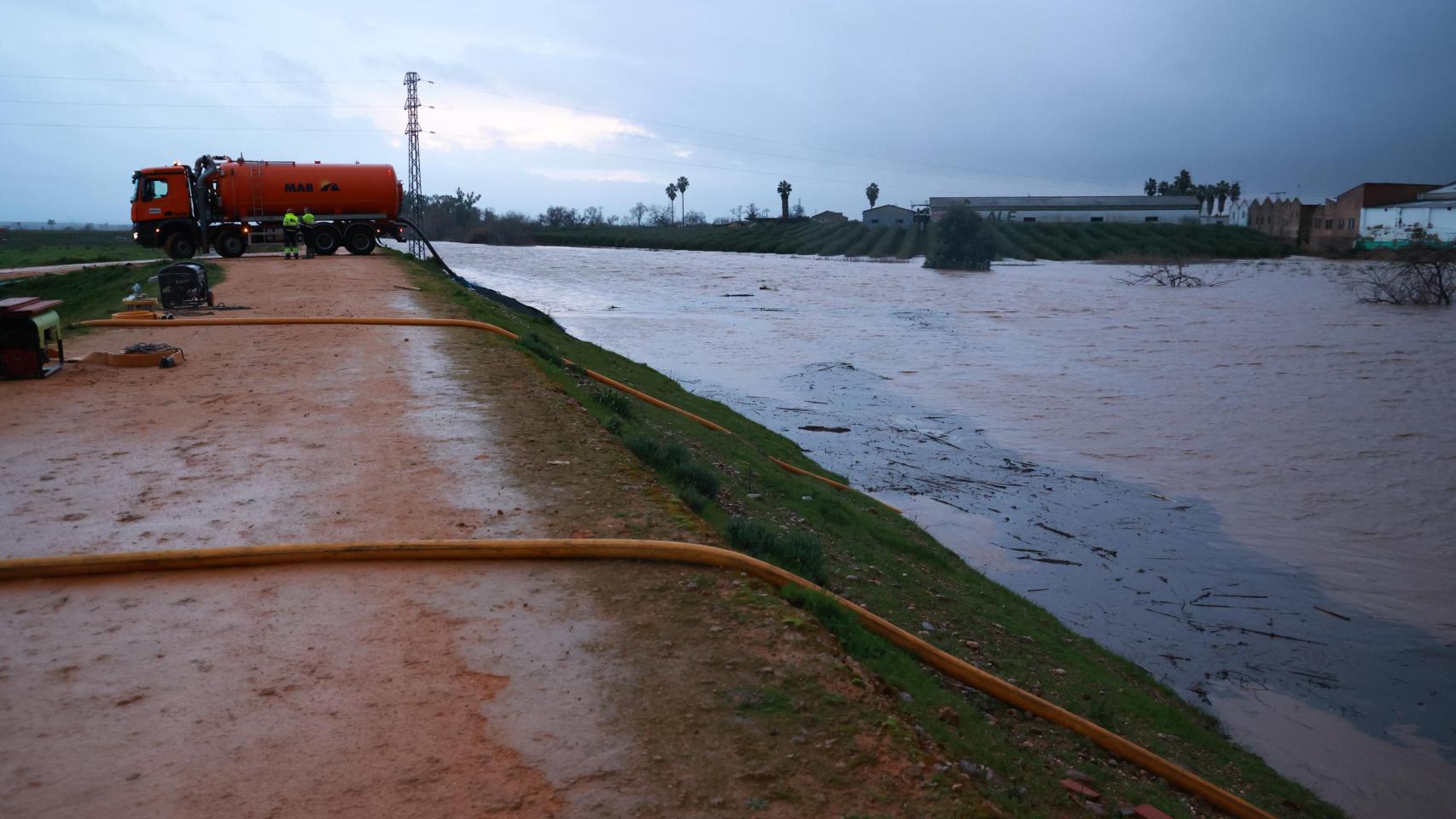 La lluvia anega varias zonas de Lora del Río.