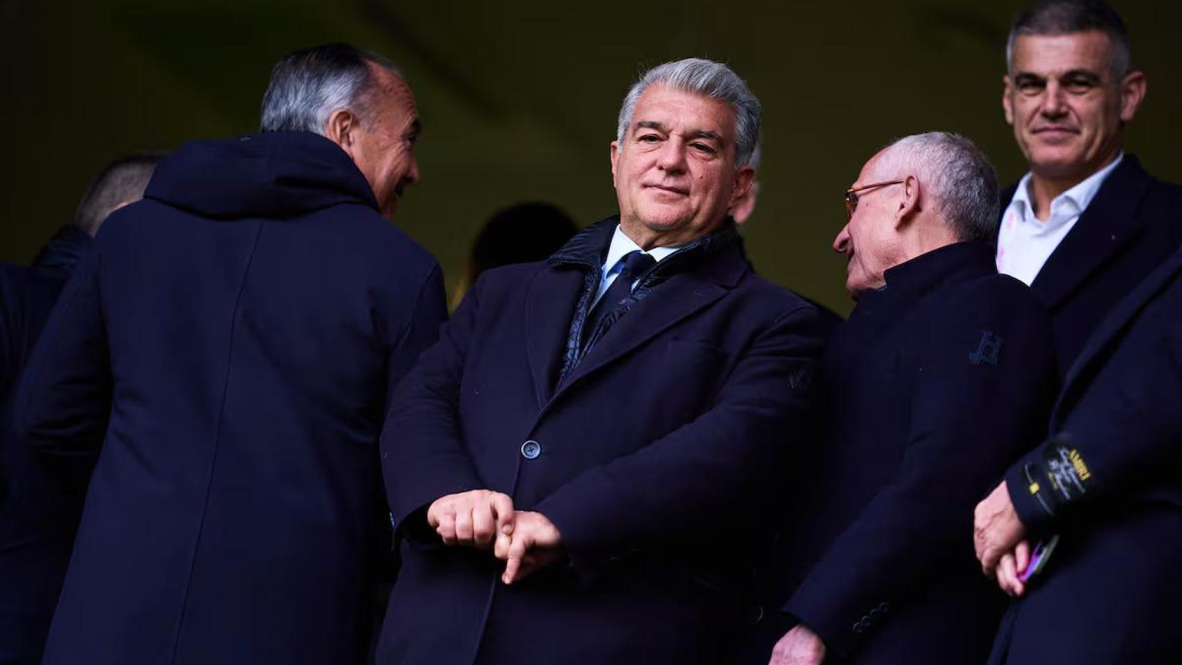 Laporta, junto con su junta directiva, en el palco presidencial durante el Villarreal - Barça.