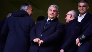 Laporta, junto con su junta directiva, en el palco presidencial durante el Barça - Villarreal.
