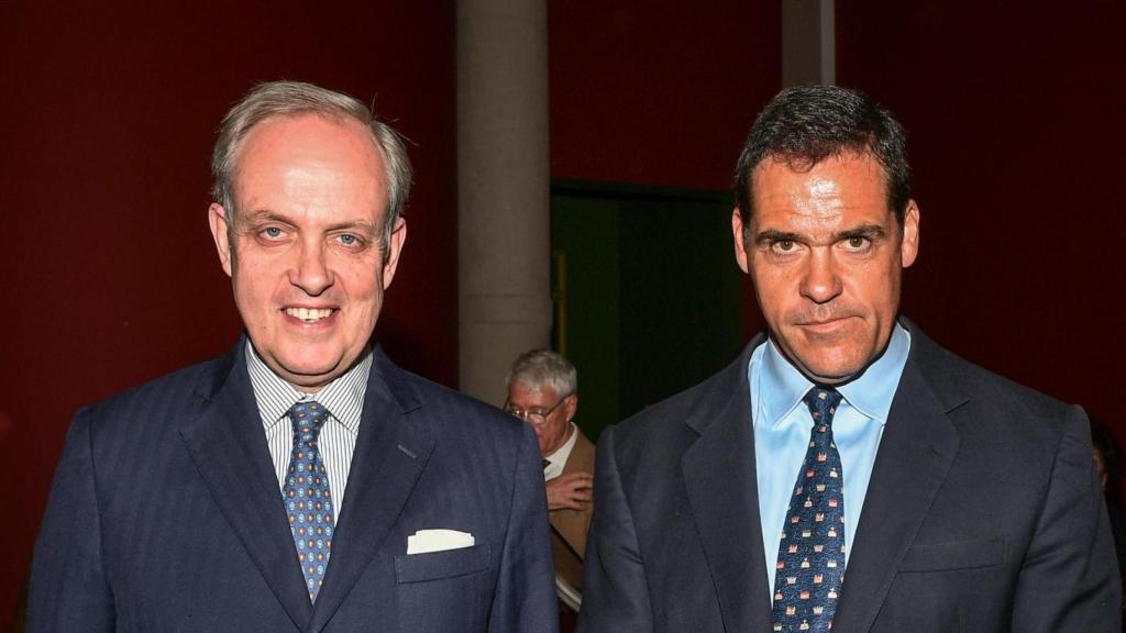 Luis Alfonso de Borbón y Jean de Orleans, su 'rival' como heredero al trono de Francia, en París, en abril de 2025.